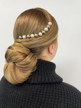 Queen Victoria - Pearl Statement Bobby Pins (2pc)